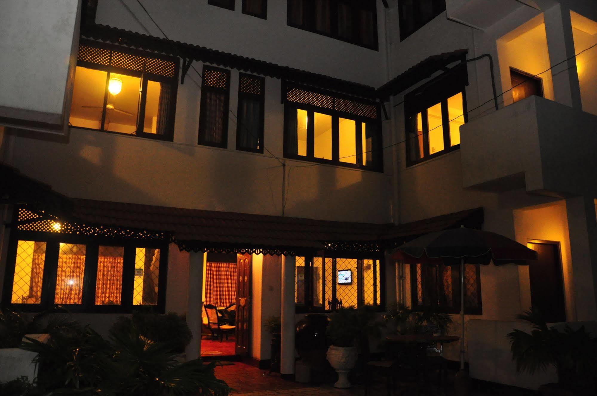 Blue Seas Guest House Dehiwala-Mount Lavinia Eksteriør billede